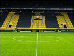 BVB Stadion - Osttribüne - Der heilige Rasen - Sitzbereich Spieler